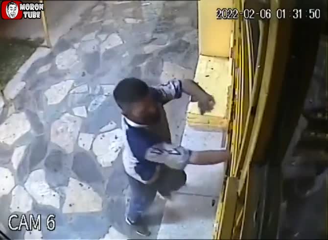 Video :A surprising welcome is given to the thief during the break-in attempt
